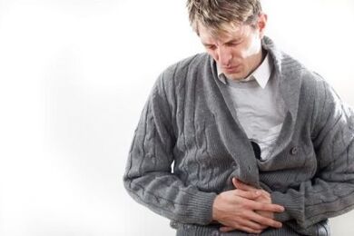 dolor en la parte inferior del abdomen en un hombre con prostatitis