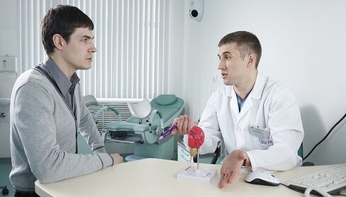 el médico prescribe el tratamiento de la prostatitis con un dispositivo