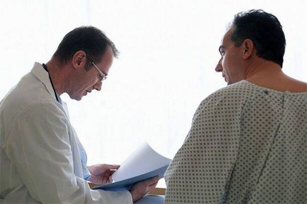 médico prescribe medicamentos para la prostatitis al paciente