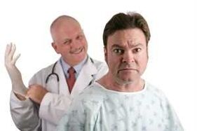 El médico realiza un examen digital de la próstata del paciente antes de prescribir el tratamiento para la prostatitis. 
